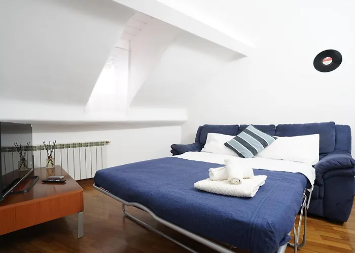 Airport & Sea, Large Music-themed Apartamento *
