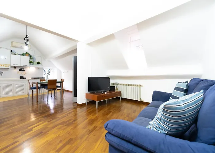 Airport & Sea, Large Music-themed Apartamento
