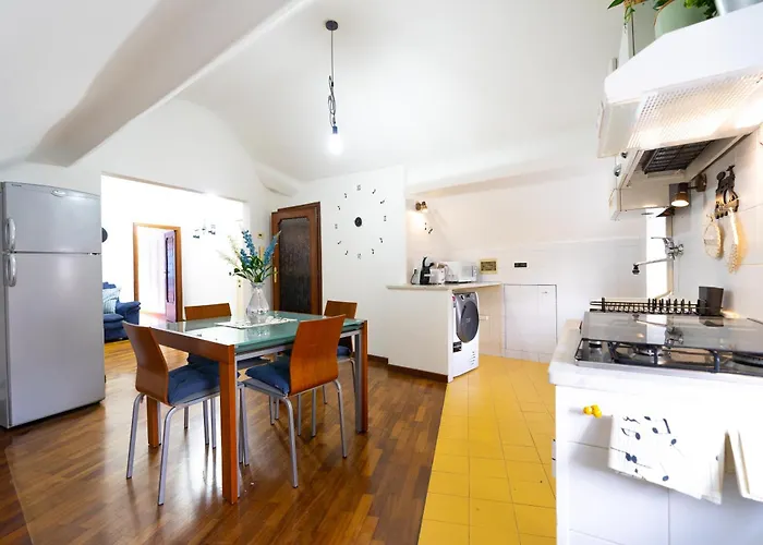 Apartamento Airport & Sea, Large Music-themed