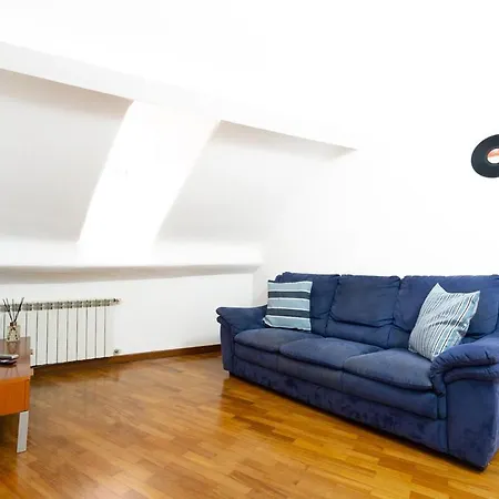 Airport & Sea, Large Music-themed Apartment *