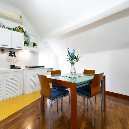 Airport & Sea, Large Music-themed Apartment Genoa
