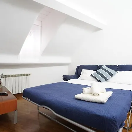 Airport & Sea, Large Music-themed Apartment *