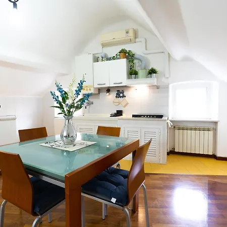 Airport & Sea, Large Music-themed Appartement