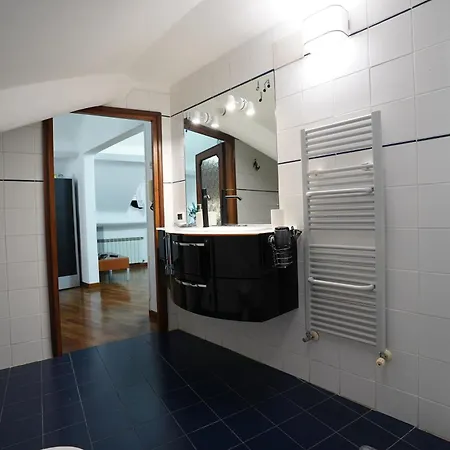 Apartment Airport & Sea, Large Music-themed Genoa