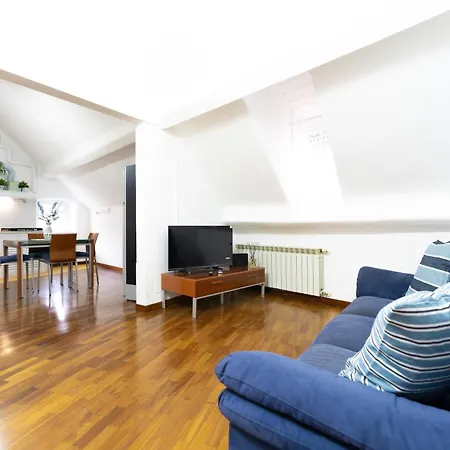 Airport & Sea, Large Music-themed Apartment