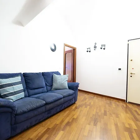 Airport & Sea, Large Music-themed Apartment *