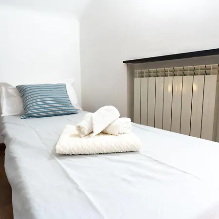 Airport & Sea, Large Music-themed Apartment Genoa