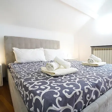 Airport & Sea, Large Music-themed Apartment